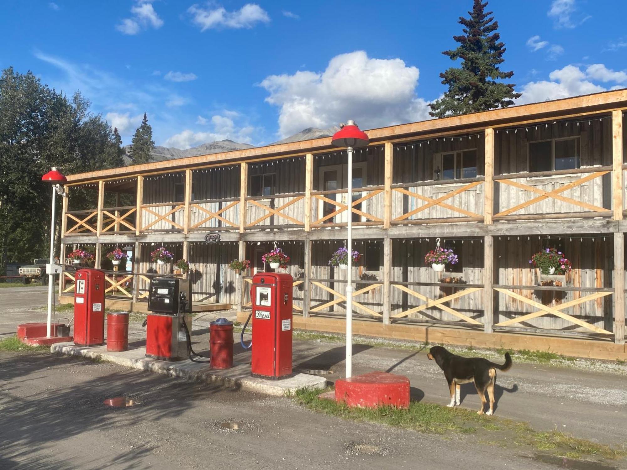 Double G Service Muncho Lake Luaran gambar